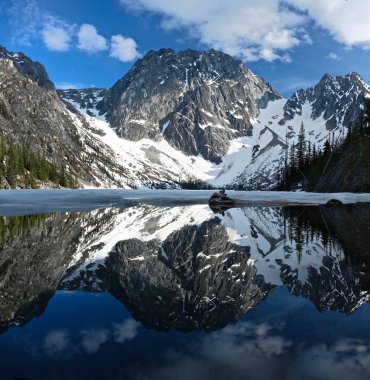 Rocky Dağları'nın güzel yansımaları karda dağ gölü sakin temiz su ile kaplı. Colchuck Gölü Enchantments biri. Leavenworth. Seattle. Washington Eyaleti. Amerika Birleşik Devletleri.