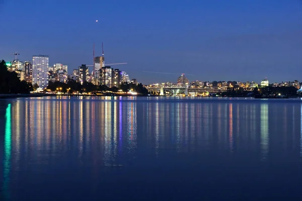 温哥华市中心西区夜间和路灯反射在海洋 温哥华地平线在蓝色小时 不列颠哥伦比亚省 加拿大 — 图库照片