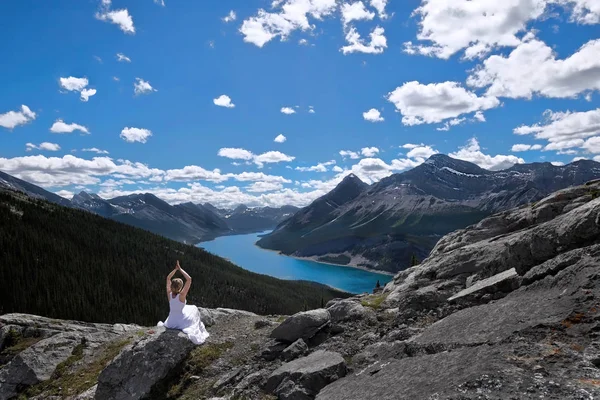 Mindfulness과 평화입니다 피크에 명상입니다 스프레이 호수와 캐나다 산맥의 타워입니다 모어입니다 — 스톡 사진