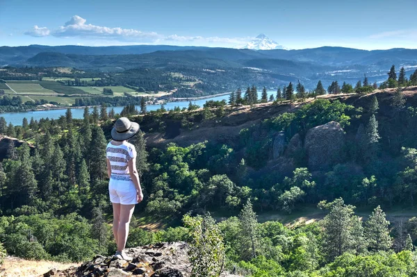 Žena Dovolenou Oregonu Těší Pohled Mount Hood Columbia River Gorge — Stock fotografie