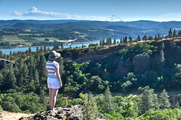 Frau Urlaub Oregano Genießt Die Aussicht Auf Die Kapuze Columbia — Stockfoto