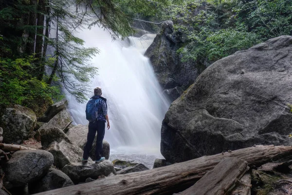 Frau Der Nähe Von Wasserfällen Auf Felsen Stehend Frühlingsurlaube Whister — Stockfoto