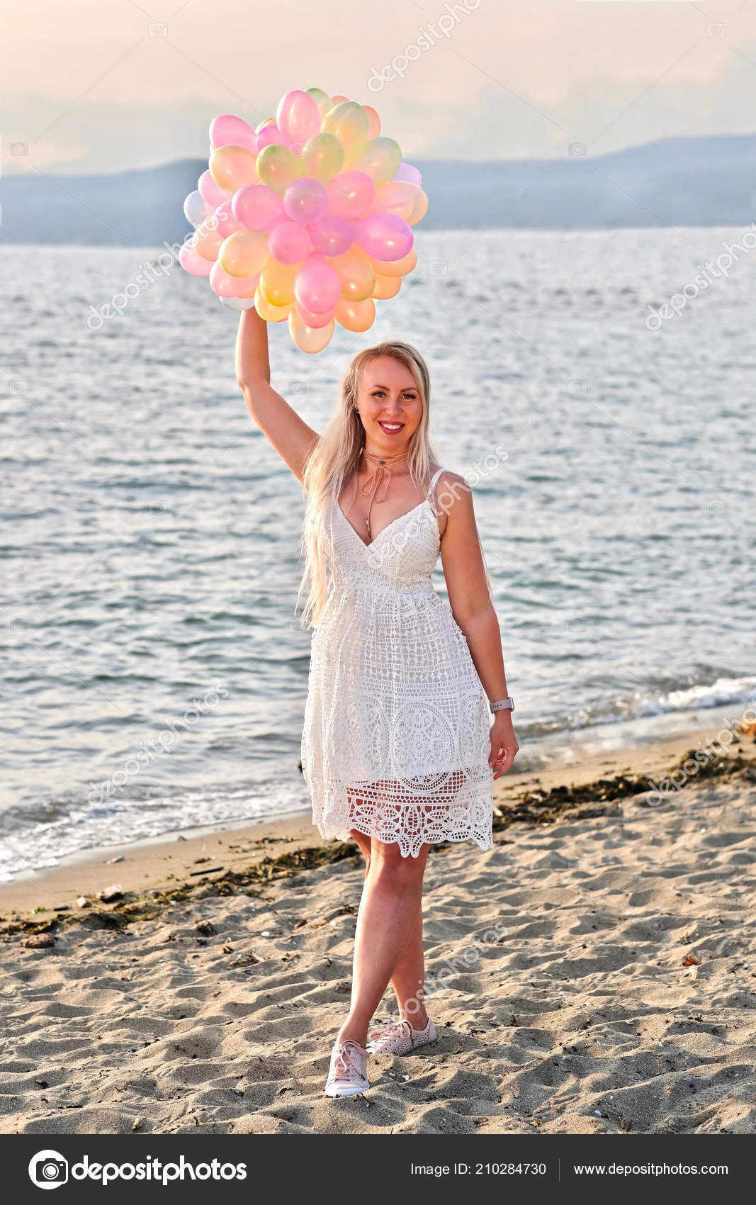 Joyeux Anniversaire Jeune Femme Souriante Heureuse Avec Des Ballons Colores Sur La Plage Celebrant Son Anniversaire Image Libre De Droit Par Marinapoushkina C