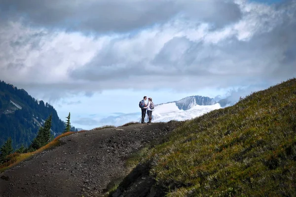 Genç çift hiking Dağları'nda evlendi. Garibaldi Provincial Park Whistler yakınındaki küçük göl iz. British Columbia. Kanada.