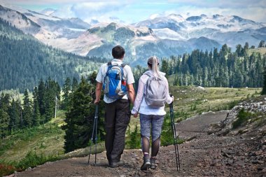 Sırt çantaları ile dağlarda yürüyüş ve Polonyalılar hiking evli çift. Garibaldi Park Vancouver yakınındaki küçük göl iz. British Columbia. Kanada.