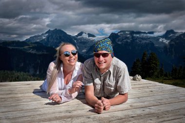 Dağda kamp mutlu gülümseyen insanlar. Evli çift eğleniyor ve rahatlatıcı çadır yastık üzerinde. Elf göller kamp Vancovuer Garibaldi Parkı. British Columbia. Kanada.