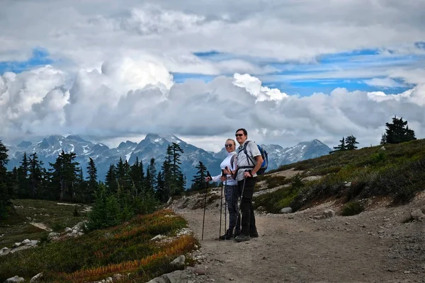 Genç çift hiking Vancouver yakınındaki evli. Dağlarında seyahat için etkin olan kişileri. Whistler. British Columbia. Kanada.