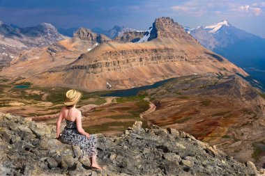 İç barış ve dikkatlice. Kadın meditasyon ve rahatlatıcı dağ tepe üzerinde. Cirque tepe Banff Ulusal Parkı'nda Dolomit dağ manzarası. Alberta. Kanada.