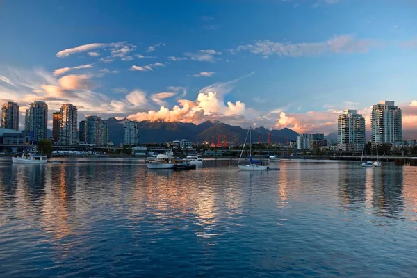 Skyline Van Vancouver Oceaan Bergen Bij Zonsopgang Uitzicht Drukke Wijk — Stockfoto