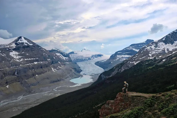 Viajes Vacaciones Rockies Canadienses Hombre Valiente Excursionista Cima Montaña Mirando — Foto de Stock