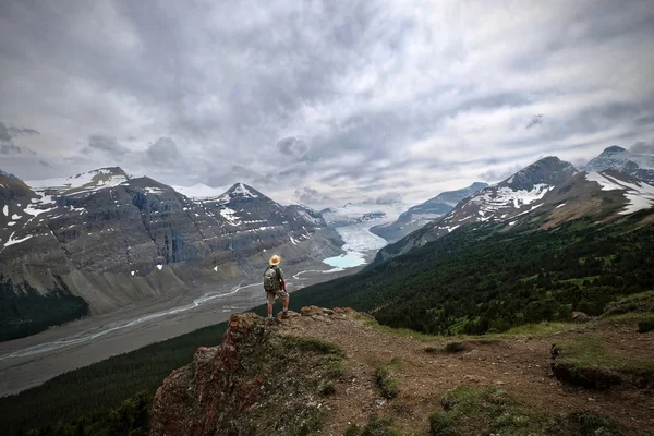 Viajes Vacaciones Rockies Canadienses Hombre Valiente Excursionista Cima Montaña Mirando — Foto de Stock