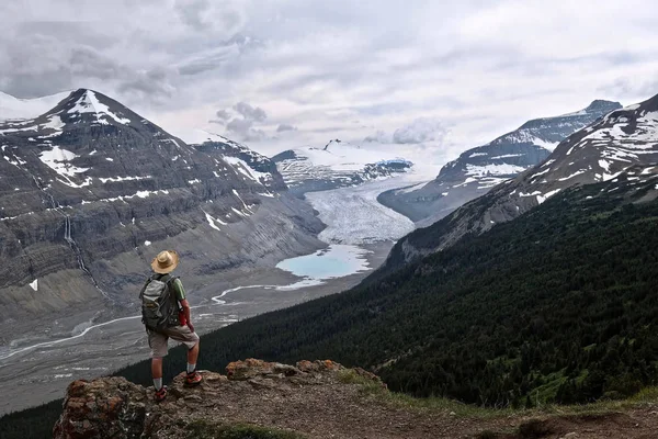 Kalandos Ember Természetjáró Columbia Icefield Gleccser Moraine Lake Meredek Sziklán — Stock Fotó