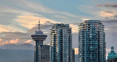 Gün batımında Vancouver manzarası. Gözcü Kulesi ofis binası üstüne. Gökdelenler içinde merkezi iş bölgesi Downtown Vancouver. Kömür Limanı merkezi. British Columbia. Kanada