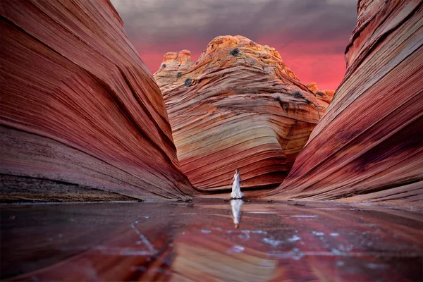 Mujer Pie Lago Helado Con Rocas Colores Amanecer Ola Vermillion — Foto de Stock