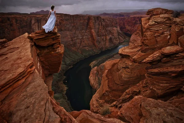 Kobieta Białej Sukni Stoi Stromej Skale Glen Canyon Koń Zgięcia — Zdjęcie stockowe