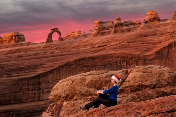 Mujer Sentada Mirador Del Delicado Arco Amanecer Navidad Utah Moab — Foto de Stock