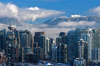Vancouver'da kar. Vancouver şehir ve dağ Seymour Broadway'den görüntüleyin. British Columbia. Kanada.