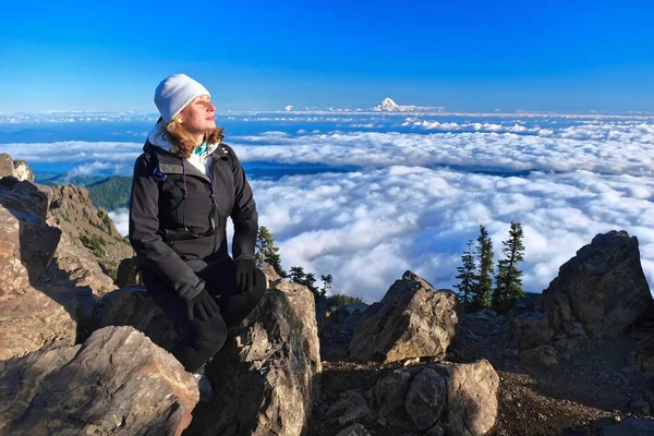 Zorgeloze Vrouw Wandelaar Mountain Top Met Mount Rainier Uitzicht Horizon — Stockfoto