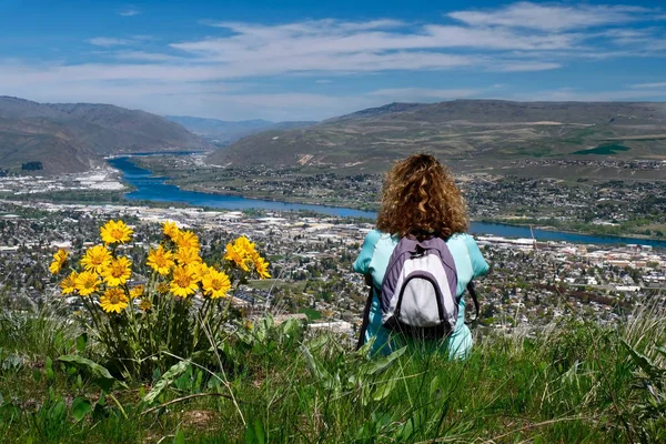 Frau Mit Rucksack Sitzt Auf Dem Gipfel Des Berges Und — Stockfoto