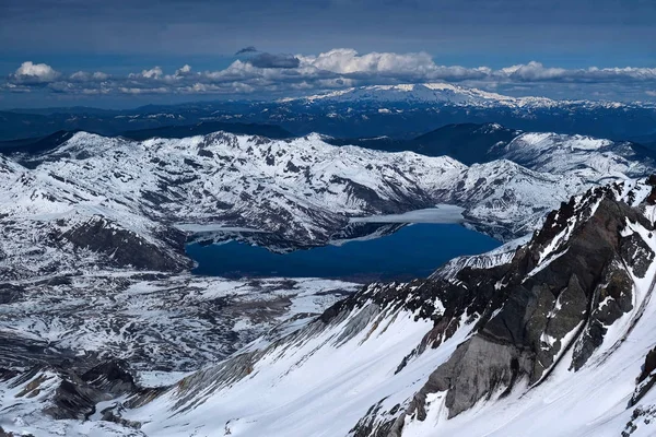 Mount Helens Kráter Spirit Mount Rainier Távolban Hóval Borított Hegyek — Stock Fotó