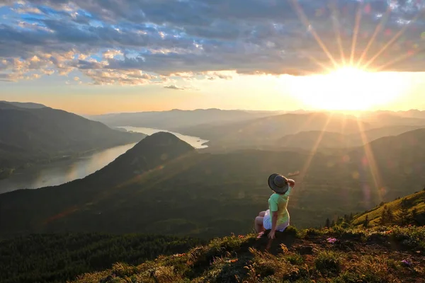 Mujer meditando y relajándose en la cima de la montaña . — Foto de Stock