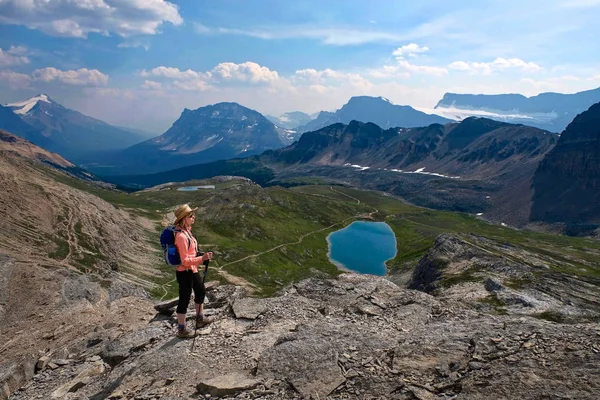 Mujer Mediana Edad Haciendo Senderismo Rockies Canadienses Vacaciones Activas Parque — Foto de Stock