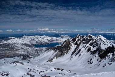 Uzak mesafede Spirit gölü ve Mount Rainier ile Mount St Helens krater panoramik görünümü. Mount St Helens Ulusal Volkanik Anıtı. Washington. Amerika Birleşik Devletleri.