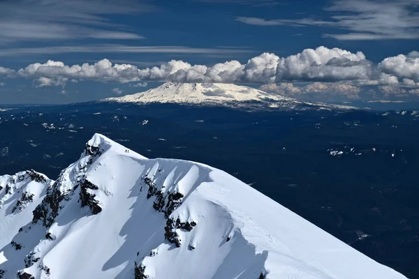 Mount Rainier Formában Mount Helens Csúcstalálkozón Festői Kilátás Hóval Borított — Stock Fotó