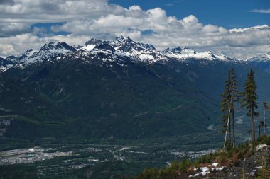 Mulligan Dağı 'ndan Squamish 'in manzaralı manzarası. Vadi ve dağlar Tantalus Ridge. İngiliz Kolombiyası. Kanada.