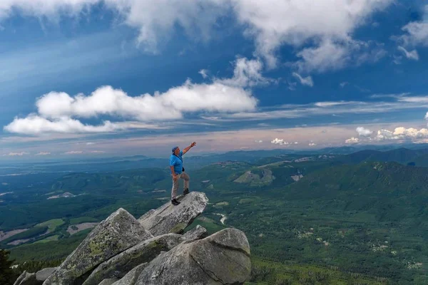 Succes Man Die Zijn Arm Uitstrekte Naar Horizon Mountain Top — Stockfoto