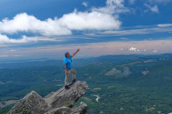 Man Die Zijn Arm Uitstrekte Naar Horizon Mountain Top Wijst — Stockfoto