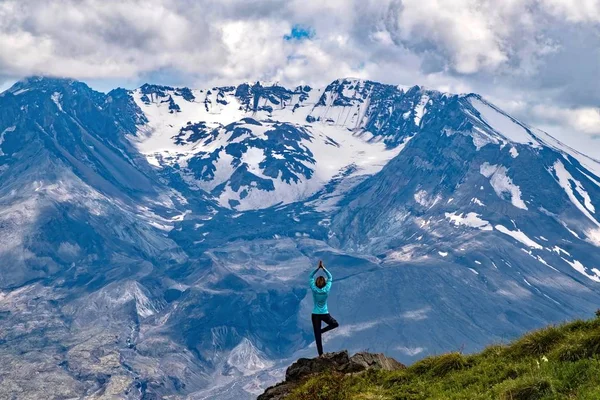 Meditatie Natuur Door Bergen Vrouw Boom Pose Tegen Mount Helens — Stockfoto