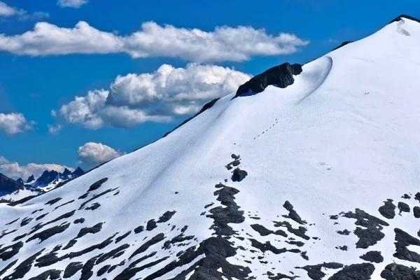 Csoport Ember Turisztika Fel Gleccseren Egy Hegy Lejtőjén Elérte Csúcs — Stock Fotó