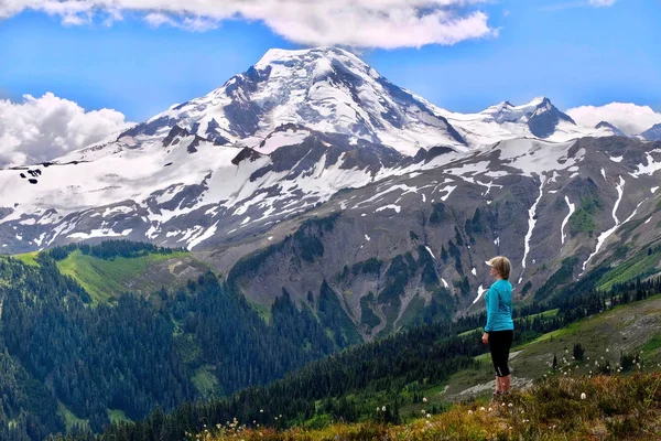 Спортивная Женщина Отдыхает Альпийских Лугах Наслаждается Живописным Видом Вулкан Покрытый — стоковое фото