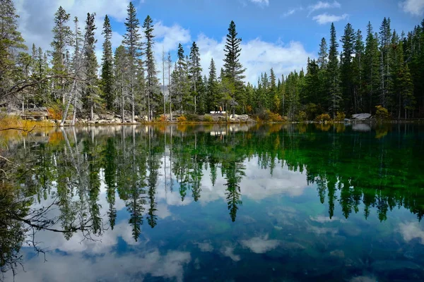 Grassi Sjöar Nära Canmore Canadian Rockies Färgglad Sjö Med Höstskog — Stockfoto