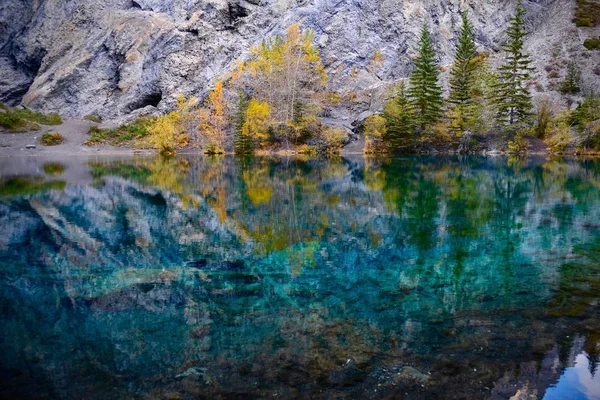 Colorido Lago Con Árboles Otoñales Reflejos Las Rocosas Canadienses Lagos — Foto de Stock