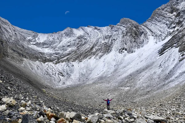 Wandelende Vrouw Canadese Rockies Wandelaar Met Rugzak Een Rots Genieten — Stockfoto