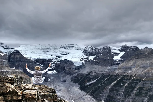 Vrouw Mediterend Rots Voor Peer Met Gletsjers Sneeuw Meditatie Bergen — Stockfoto