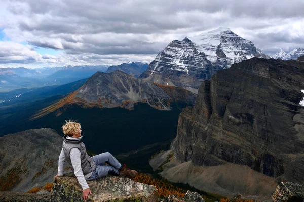 Succesvolle Vrouwelijke Wandelaar Zittend Bergtop Genietend Van Uitzicht Bergdal Met — Stockfoto