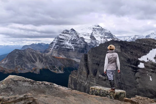 Mujer Exitosa Cima Montaña Buscando Feliz Seguro Persona Alta Autoestima — Foto de Stock