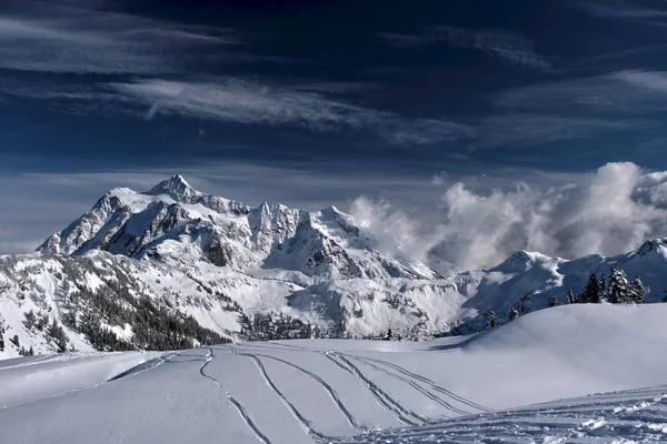 Pistas Esquí Nieve Fresca Con Una Hermosa Vista Las Montañas —  Fotos de Stock