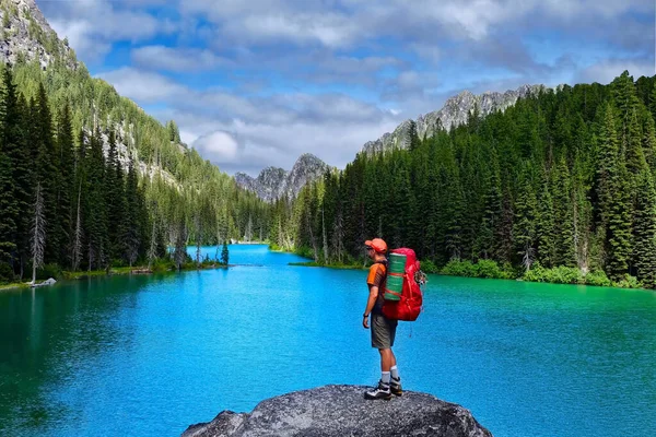 Turistika Severních Kaskádách Muž Turista Útesu Nad Smaragdovým Alpským Jezerem — Stock fotografie