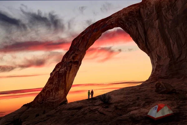 Pareja Cogida Mano Bajo Arco Arenisca Natural Junto Tienda Viajes —  Fotos de Stock