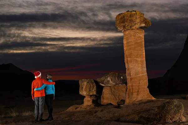 Senderismo Arizona Desierto Abrazando Pareja Pie Junto Los Taburetes Gigantes — Foto de Stock