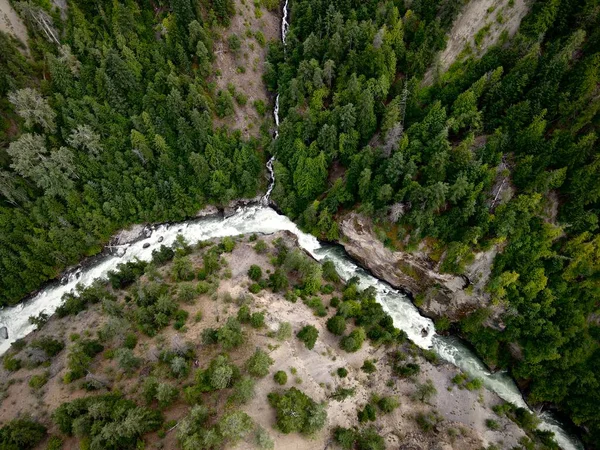 Luftaufnahme Von Wasserfällen Und Fluss Umgeben Von Hügeln Und Waldbäumen — Stockfoto