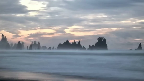 Bei Sonnenuntergang Türmt Sich Das Meer Mit Salzigem Nebel Aus — Stockfoto