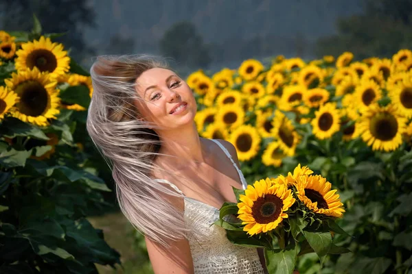 Schöne Blonde Frau Lächelnd Mit Einem Blumenstrauß Blühenden Feldern Chilliwack — Stockfoto