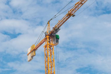 Vinç izole mavi gökyüzü