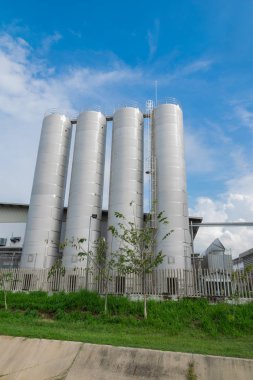 Mavi gökyüzü ile yüksek kuleli yapı sanayî