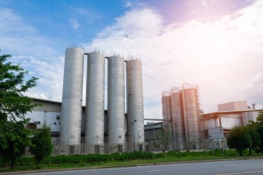 Mavi gökyüzü ile yüksek kuleli yapı sanayî